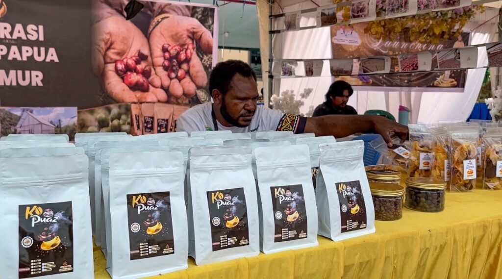 Kopi Ko Puaz dipromosikan dalam sebuah festival UMKM di Mimika, Papua Tengah. (Foto: Galeri Papua/Endy Langobelen)
