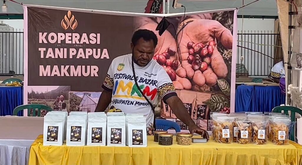 Agustinus Kadepa mempromosikan produk kopi Ko Puaz di salah satu festival UMKM di Kabupaten Mimika, Papua Tengah. (Foto: Galeri Papua/Endy Langobelen)