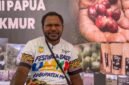 Agustinus Kadepa, petani kopi dari Kampung Tuguwai, Distrik Aweidah, Kabupaten Paniai, Papua Tengah. (Foto: Galeri Papua/Endy Langobelen)