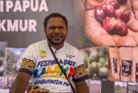 Agustinus Kadepa, petani kopi dari Kampung Tuguwai, Distrik Aweidah, Kabupaten Paniai, Papua Tengah. (Foto: Galeri Papua/Endy Langobelen)