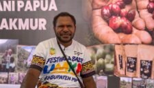 Agustinus Kadepa, petani kopi dari Kampung Tuguwai, Distrik Aweidah, Kabupaten Paniai, Papua Tengah. (Foto: Galeri Papua/Endy Langobelen)