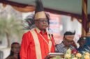 Bupati Mimika, Johannes Rettob, memimpin upacara HUT ke-30 Kabupaten Mimika di halaman Kantor Pusat Pemerintahan, Jalan Poros SP3, Timika, Papua Tengah, Senin (12/10/2026). (Foto: Galeri Papua/Fernando Rio)