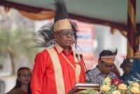 Bupati Mimika, Johannes Rettob, memimpin upacara HUT ke-30 Kabupaten Mimika di halaman Kantor Pusat Pemerintahan, Jalan Poros SP3, Timika, Papua Tengah, Senin (12/10/2026). (Foto: Galeri Papua/Fernando Rio)