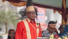 Bupati Mimika, Johannes Rettob, memimpin upacara HUT ke-30 Kabupaten Mimika di halaman Kantor Pusat Pemerintahan, Jalan Poros SP3, Timika, Papua Tengah, Senin (12/10/2026). (Foto: Galeri Papua/Fernando Rio)