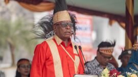 Bupati Mimika, Johannes Rettob, memimpin upacara HUT ke-30 Kabupaten Mimika di halaman Kantor Pusat Pemerintahan, Jalan Poros SP3, Timika, Papua Tengah, Senin (12/10/2026). (Foto: Galeri Papua/Fernando Rio)