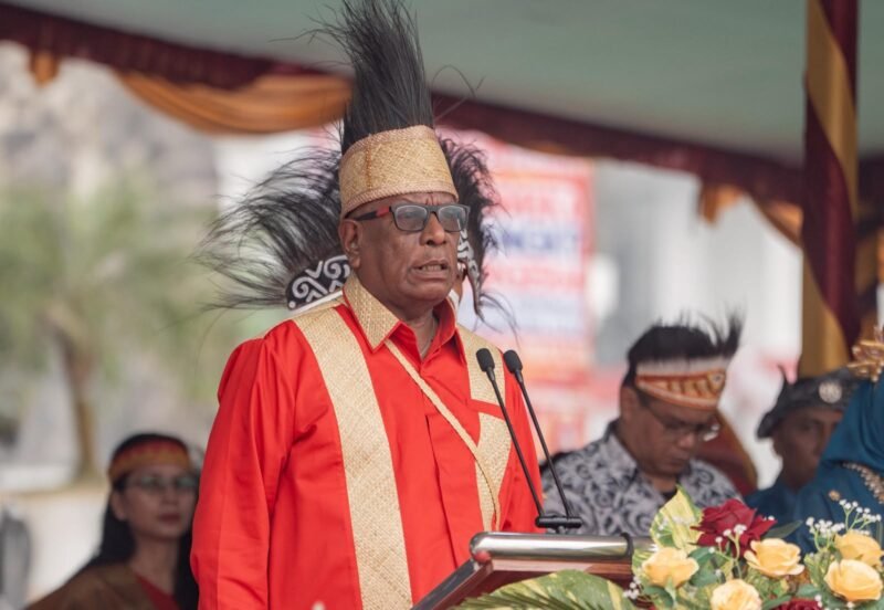Bupati Mimika, Johannes Rettob, memimpin upacara HUT ke-30 Kabupaten Mimika di halaman Kantor Pusat Pemerintahan, Jalan Poros SP3, Timika, Papua Tengah, Senin (12/10/2026). (Foto: Galeri Papua/Fernando Rio)