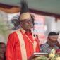 Bupati Mimika, Johannes Rettob, memimpin upacara HUT ke-30 Kabupaten Mimika di halaman Kantor Pusat Pemerintahan, Jalan Poros SP3, Timika, Papua Tengah, Senin (12/10/2026). (Foto: Galeri Papua/Fernando Rio)