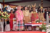 Jajaran Pemda Mimika dalam kegiatan upacara HUT ke-30 Kabupaten Mimika di halaman Kantor Pusat Pemerintahan, Jalan Poros SP3, Timika, Papua Tengah, Senin (12/10/2026). (Foto: Galeri Papua/Fernando Rio)