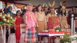 Jajaran Pemda Mimika dalam kegiatan upacara HUT ke-30 Kabupaten Mimika di halaman Kantor Pusat Pemerintahan, Jalan Poros SP3, Timika, Papua Tengah, Senin (12/10/2026). (Foto: Galeri Papua/Fernando Rio)