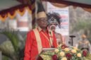 Bupati Mimika, Johannes Rettob, memimpin upacara HUT ke-30 Kabupaten Mimika di halaman Kantor Pusat Pemerintahan, Jalan Poros SP3, Timika, Papua Tengah, Senin (12/10/2026). (Foto: Galeri Papua/Fernando Rio)