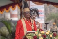 Bupati Mimika, Johannes Rettob, memimpin upacara HUT ke-30 Kabupaten Mimika di halaman Kantor Pusat Pemerintahan, Jalan Poros SP3, Timika, Papua Tengah, Senin (12/10/2026). (Foto: Galeri Papua/Fernando Rio)