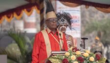 Bupati Mimika, Johannes Rettob, memimpin upacara HUT ke-30 Kabupaten Mimika di halaman Kantor Pusat Pemerintahan, Jalan Poros SP3, Timika, Papua Tengah, Senin (12/10/2026). (Foto: Galeri Papua/Fernando Rio)