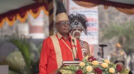 Bupati Mimika, Johannes Rettob, memimpin upacara HUT ke-30 Kabupaten Mimika di halaman Kantor Pusat Pemerintahan, Jalan Poros SP3, Timika, Papua Tengah, Senin (12/10/2026). (Foto: Galeri Papua/Fernando Rio)