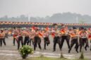 Penampilan tarian anak-anak pramuka saka bhayangkara dalam kegiatan upacara HUT ke-30 Kabupaten Mimika di halaman Kantor Pusat Pemerintahan, Jalan Poros SP3, Timika, Papua Tengah, Senin (12/10/2026). Langit tampak kabut berasap akibat kebakaran hutan di sejumlah daerah di Papua. (Foto: Galeri Papua/Fernando Rio)