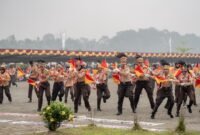 Penampilan tarian anak-anak pramuka saka bhayangkara dalam kegiatan upacara HUT ke-30 Kabupaten Mimika di halaman Kantor Pusat Pemerintahan, Jalan Poros SP3, Timika, Papua Tengah, Senin (12/10/2026). Langit tampak kabut berasap akibat kebakaran hutan di sejumlah daerah di Papua. (Foto: Galeri Papua/Fernando Rio)
