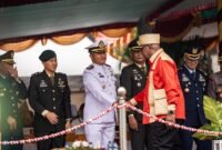 Bupati Mimika, Johannes Rettob, berjabat tangan dengan jajaran Forkompimda usai memimpin upacara HUT ke-30 Kabupaten Mimika di halaman Kantor Pusat Pemerintahan, Jalan Poros SP3, Timika, Papua Tengah, Senin (12/10/2026). (Foto: Galeri Papua/Fernando Rio)