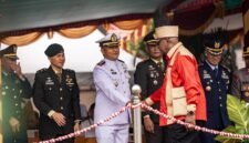 Bupati Mimika, Johannes Rettob, berjabat tangan dengan jajaran Forkompimda usai memimpin upacara HUT ke-30 Kabupaten Mimika di halaman Kantor Pusat Pemerintahan, Jalan Poros SP3, Timika, Papua Tengah, Senin (12/10/2026). (Foto: Galeri Papua/Fernando Rio)