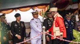 Bupati Mimika, Johannes Rettob, berjabat tangan dengan jajaran Forkompimda usai memimpin upacara HUT ke-30 Kabupaten Mimika di halaman Kantor Pusat Pemerintahan, Jalan Poros SP3, Timika, Papua Tengah, Senin (12/10/2026). (Foto: Galeri Papua/Fernando Rio)