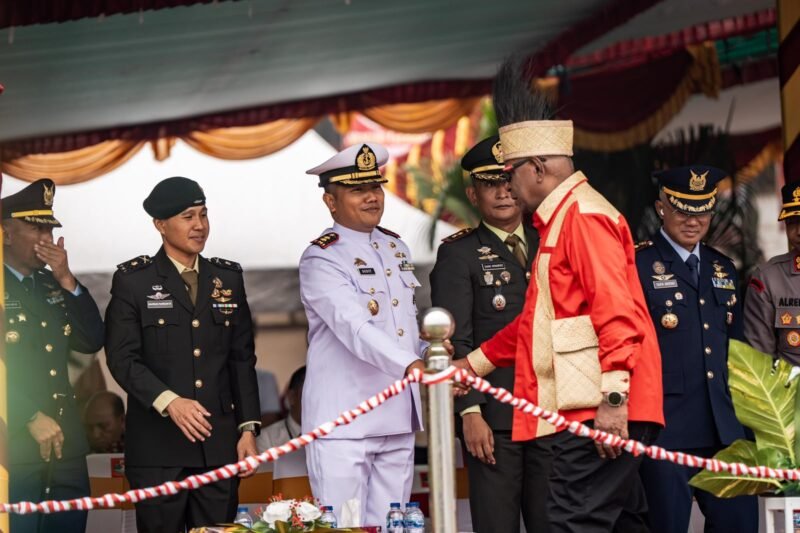 Bupati Mimika, Johannes Rettob, berjabat tangan dengan jajaran Forkompimda usai memimpin upacara HUT ke-30 Kabupaten Mimika di halaman Kantor Pusat Pemerintahan, Jalan Poros SP3, Timika, Papua Tengah, Senin (12/10/2026). (Foto: Galeri Papua/Fernando Rio)