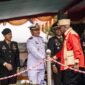 Bupati Mimika, Johannes Rettob, berjabat tangan dengan jajaran Forkompimda usai memimpin upacara HUT ke-30 Kabupaten Mimika di halaman Kantor Pusat Pemerintahan, Jalan Poros SP3, Timika, Papua Tengah, Senin (12/10/2026). (Foto: Galeri Papua/Fernando Rio)