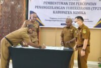 Momen penandatanganan komitmen penanggulangan TB. (Foto: Istimewa)