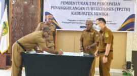 Momen penandatanganan komitmen penanggulangan TB. (Foto: Istimewa)