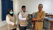Kepala Kantor Kemenhaj Kabupaten Jayawijaya, Abdul Sakir (kiri), menyerahkan plakat kepada Plt. Sekda Kabupaten Jayawijaya, Tinggal Wusono, saat melakukan audiensi mengenai integrasi data jemaah haji di Jayawijaya, Senin (12/10/2026). (Foto: Dok. Kemenhaj Jayawijaya)
