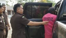 Tersangka berinisial OAB, mantan Kepala Kampung Ineki periode 2022–2023, diserahkan oleh penyidik Polres Supiori kepada jaksa pada Rabu (14/10/2026). (Foto: Kejaksaan Negeri Biak Numfor)