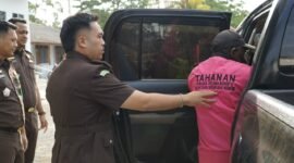 Tersangka berinisial OAB, mantan Kepala Kampung Ineki periode 2022–2023, diserahkan oleh penyidik Polres Supiori kepada jaksa pada Rabu (14/10/2026). (Foto: Kejaksaan Negeri Biak Numfor)