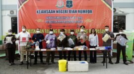 Pemusnahan barang bukti di halaman Kantor Kejari Biak Numfor, Kamis (15/10/2026). (Foto: Istimewa)