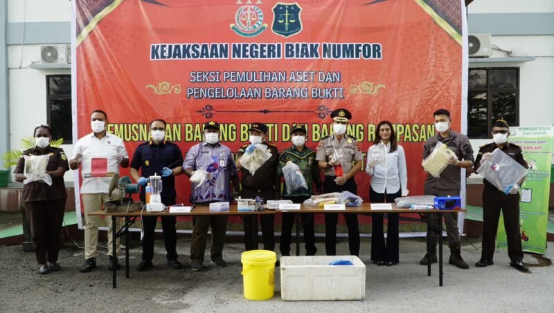 Pemusnahan barang bukti di halaman Kantor Kejari Biak Numfor, Kamis (15/10/2026). (Foto: Istimewa)