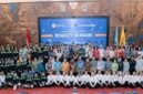 Civitas akademika UNCEN dan narasumber eksekutif PTFI berfoto bersama setelah kegiatan Eksekutif Mengajar #2 sebagai wujud nyata sinergi untuk Papua. Kegiatan yang diikuti 200 mahasiswa ini berlangsung di Auditorium Gedung Sains dan  Kemitraan PTFI-UNCEN di Jayapura, Papua,  Selasa, 15 September 2026. (Foto: Dok. Corpcom PT Freeport Indonesia)