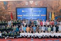 Civitas akademika UNCEN dan narasumber eksekutif PTFI berfoto bersama setelah kegiatan Eksekutif Mengajar #2 sebagai wujud nyata sinergi untuk Papua. Kegiatan yang diikuti 200 mahasiswa ini berlangsung di Auditorium Gedung Sains dan Kemitraan PTFI-UNCEN di Jayapura, Papua, Selasa, 15 September 2026. (Foto: Dok. Corpcom PT Freeport Indonesia)