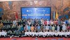 Civitas akademika UNCEN dan narasumber eksekutif PTFI berfoto bersama setelah kegiatan Eksekutif Mengajar #2 sebagai wujud nyata sinergi untuk Papua. Kegiatan yang diikuti 200 mahasiswa ini berlangsung di Auditorium Gedung Sains dan Kemitraan PTFI-UNCEN di Jayapura, Papua, Selasa, 15 September 2026. (Foto: Dok. Corpcom PT Freeport Indonesia)