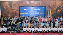Civitas akademika UNCEN dan narasumber eksekutif PTFI berfoto bersama setelah kegiatan Eksekutif Mengajar #2 sebagai wujud nyata sinergi untuk Papua. Kegiatan yang diikuti 200 mahasiswa ini berlangsung di Auditorium Gedung Sains dan  Kemitraan PTFI-UNCEN di Jayapura, Papua,  Selasa, 15 September 2026. (Foto: Dok. Corpcom PT Freeport Indonesia)