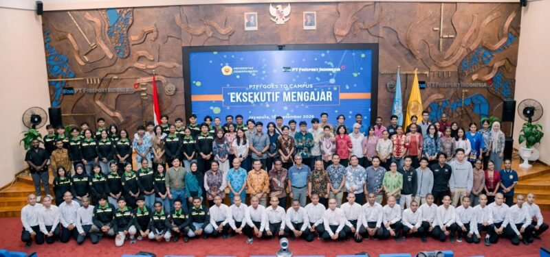 Civitas akademika UNCEN dan narasumber eksekutif PTFI berfoto bersama setelah kegiatan Eksekutif Mengajar #2 sebagai wujud nyata sinergi untuk Papua. Kegiatan yang diikuti 200 mahasiswa ini berlangsung di Auditorium Gedung Sains dan  Kemitraan PTFI-UNCEN di Jayapura, Papua,  Selasa, 15 September 2026. (Foto: Dok. Corpcom PT Freeport Indonesia)