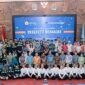 Civitas akademika UNCEN dan narasumber eksekutif PTFI berfoto bersama setelah kegiatan Eksekutif Mengajar #2 sebagai wujud nyata sinergi untuk Papua. Kegiatan yang diikuti 200 mahasiswa ini berlangsung di Auditorium Gedung Sains dan  Kemitraan PTFI-UNCEN di Jayapura, Papua,  Selasa, 15 September 2026. (Foto: Dok. Corpcom PT Freeport Indonesia)
