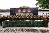 Panglima Kogabwilhan III Letjen TNI Lucky Avianto bersama jajaran melakukan konferensi pers hasil pelaksanaan operasi di Mimika, Papua Tengah, Rabu (14/10/2026). (Foto: Istimewa)
