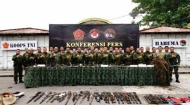 Panglima Kogabwilhan III Letjen TNI Lucky Avianto bersama jajaran melakukan konferensi pers hasil pelaksanaan operasi di Mimika, Papua Tengah, Rabu (14/10/2026). (Foto: Istimewa)