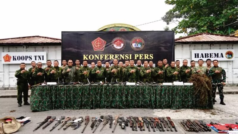Panglima Kogabwilhan III Letjen TNI Lucky Avianto bersama jajaran melakukan konferensi pers hasil pelaksanaan operasi di Mimika, Papua Tengah, Rabu (14/10/2026). (Foto: Istimewa)
