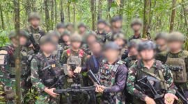 Koops TNI Habema mengamankan satu pucuk senjata api laras panjang jenis Caracal beserta 17 butir amunisi kaliber 5,56 mm di Kabupaten Maybrat, Papua Barat Daya, Jumat (16/10/2026). (Foto: Istimewa)