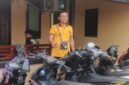 Wakapolres Mimika, Kompol J. Limbong, saat berdiri sambil menunjukkan barang bukti sepeda motor hasil curian yang telah disita oleh polisi. (Foto: Istimewa)