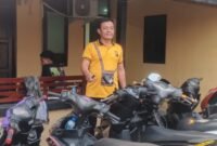 Wakapolres Mimika, Kompol J. Limbong, saat berdiri sambil menunjukkan barang bukti sepeda motor hasil curian yang telah disita oleh polisi. (Foto: Istimewa)