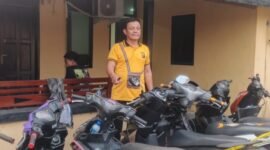 Wakapolres Mimika, Kompol J. Limbong, saat berdiri sambil menunjukkan barang bukti sepeda motor hasil curian yang telah disita oleh polisi. (Foto: Istimewa)