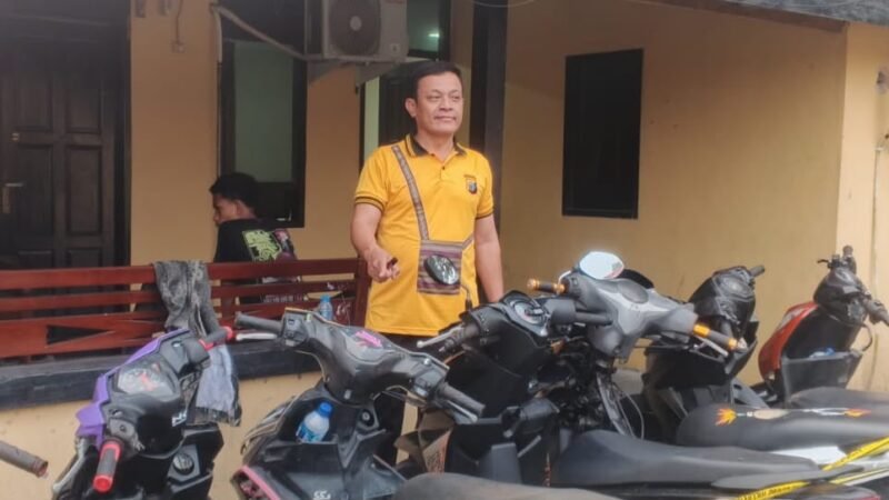 Wakapolres Mimika, Kompol J. Limbong, saat berdiri sambil menunjukkan barang bukti sepeda motor hasil curian yang telah disita oleh polisi. (Foto: Istimewa)