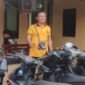 Wakapolres Mimika, Kompol J. Limbong, saat berdiri sambil menunjukkan barang bukti sepeda motor hasil curian yang telah disita oleh polisi. (Foto: Istimewa)