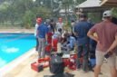 Korban saat hendak dievakuasi usai ditemukan dalam kondisi tak bernyawa di kolam renang Kuala Kencana. (Foto: Polsek Kuala Kencana)