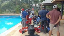 Korban saat hendak dievakuasi usai ditemukan dalam kondisi tak bernyawa di kolam renang Kuala Kencana. (Foto: Polsek Kuala Kencana)