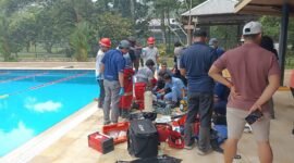 Korban saat hendak dievakuasi usai ditemukan dalam kondisi tak bernyawa di kolam renang Kuala Kencana. (Foto: Polsek Kuala Kencana)