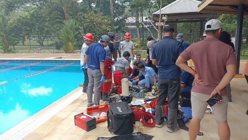 Korban saat hendak dievakuasi usai ditemukan dalam kondisi tak bernyawa di kolam renang Kuala Kencana. (Foto: Polsek Kuala Kencana)